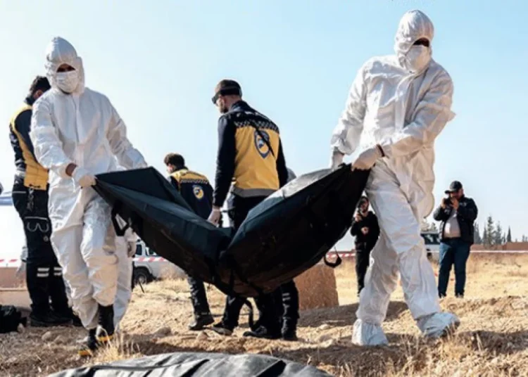 Suriye'de 100 binden fazla insanının un çuvalıyla gömüldüğü toplu mezar bulundu 1 Suriye’de 100 binden fazla insanının un çuvalıyla gömüldüğü toplu mezar bulundu