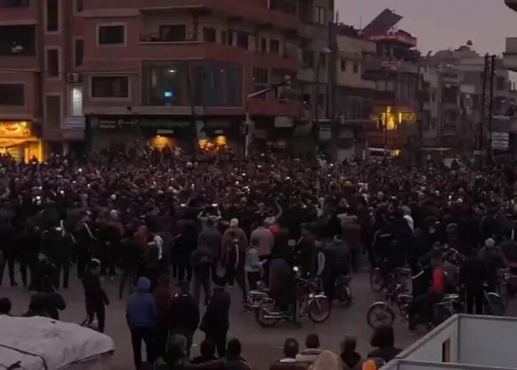 Suriye karıştı: Alevilerin gösterisine ateş edildi, HTŞ sokağa çıkma yasağı ilan etti