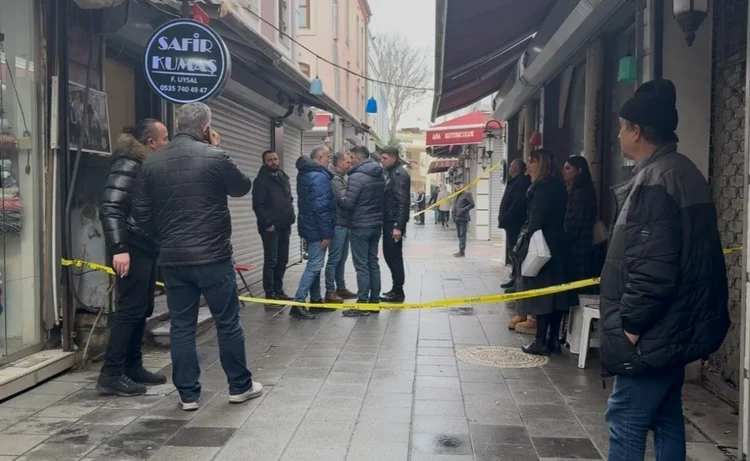 Tarihi çarşıda tarihi soygun: Milyonlarca liralık altınları çalıp kayıplara karıştılar 1 Tarihi çarşıda tarihi soygun: Milyonlarca liralık altınları çalıp kayıplara karıştılar