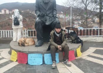 Tunceli'de 'muhbirliği' kabul etmeyince yurttan atılan öğrenci açlık grevinde 2 Tunceli’de ‘muhbirliği’ kabul etmeyince yurttan atılan öğrenci açlık grevinde