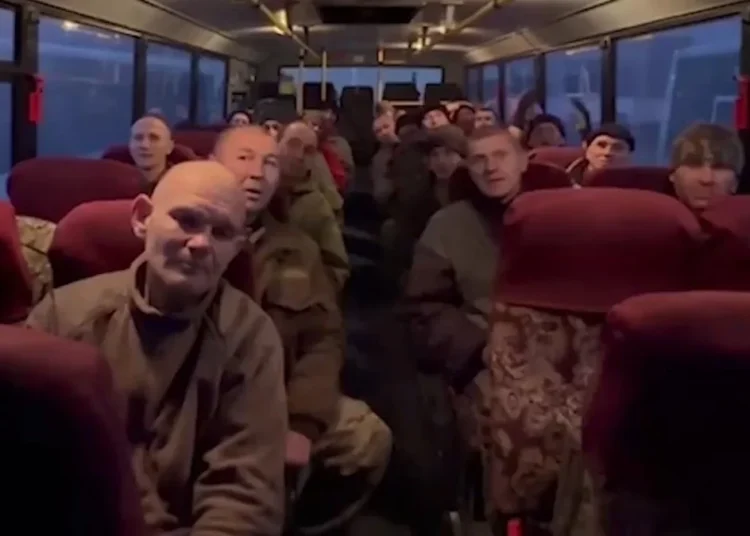 Rusya ve Ukrayna esirleri takas etti 1 Rusya ve Ukrayna esirleri takas etti