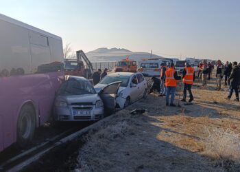 Yine sis ile gelen zincirleme kaza: 50 araç birbirine girdi, 1 ölü, 51 yaralı