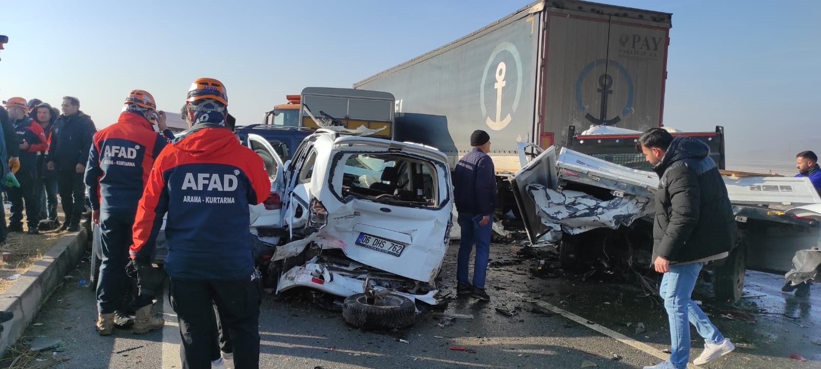Yine sis ile gelen zincirleme kaza: 50 araç birbirine girdi, 1 ölü, 51 yaralı