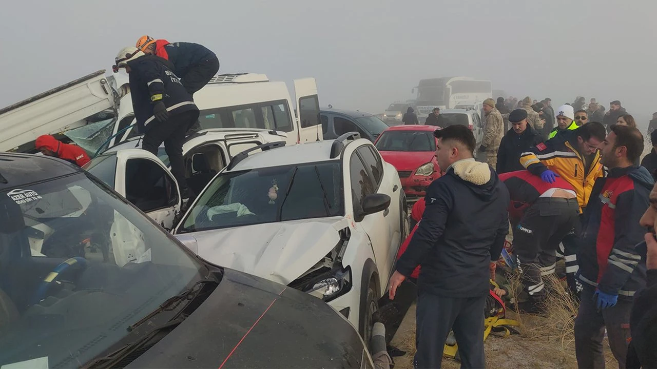 Yine sis ile gelen zincirleme kaza: 50 araç birbirine girdi, 1 ölü, 51 yaralı