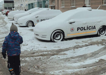 Çelik fabrikasının soğutma kuleleri, ‘endüstriyel kar yağışı’na yol açtı