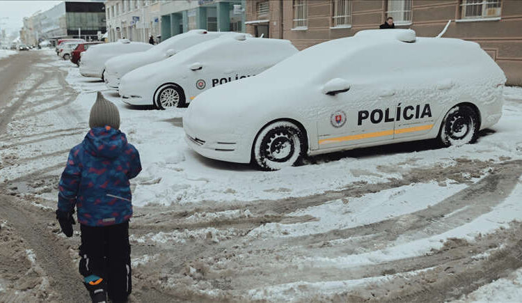 Çelik fabrikasının soğutma kuleleri, ‘endüstriyel kar yağışı’na yol açtı 1 Çelik fabrikasının soğutma kuleleri, ‘endüstriyel kar yağışı’na yol açtı