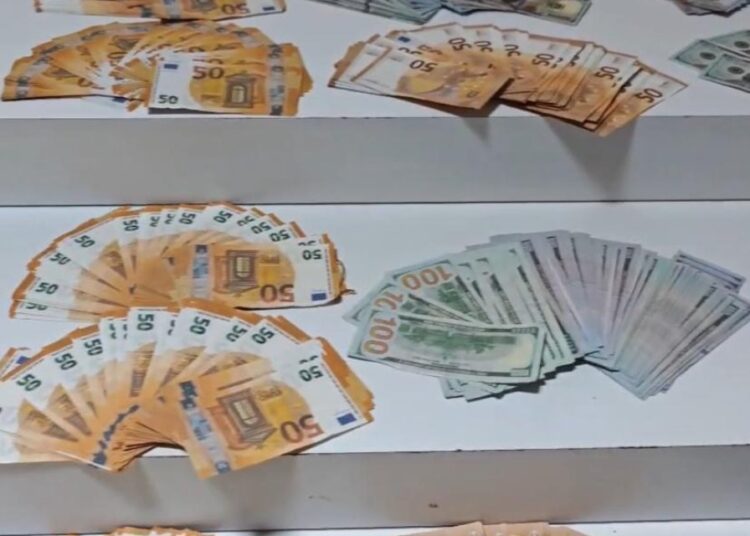Beyoğlu'nda 112 bin sahte euro ve 160 bin sahte dolar ele geçirildi 1 Beyoğlu’nda 112 bin sahte euro ve 160 bin sahte dolar ele geçirildi