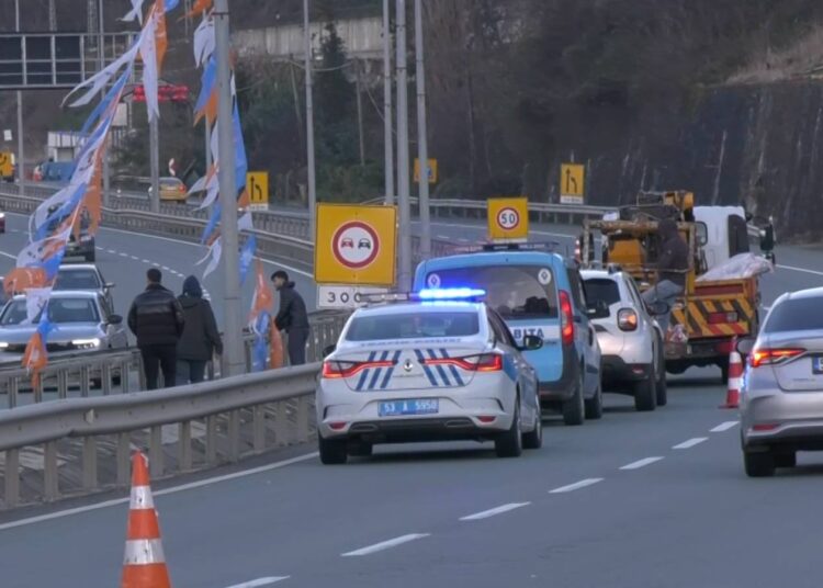 Rize'de Erdoğan gelecek diye yollara polis eşliğinde afiş asıldı, CHP tepkili 1 Rize’de Erdoğan gelecek diye yollara polis eşliğinde afiş asıldı, CHP tepkili