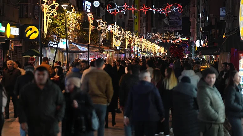 Türkiye yeni yıla meydanlarda girdi