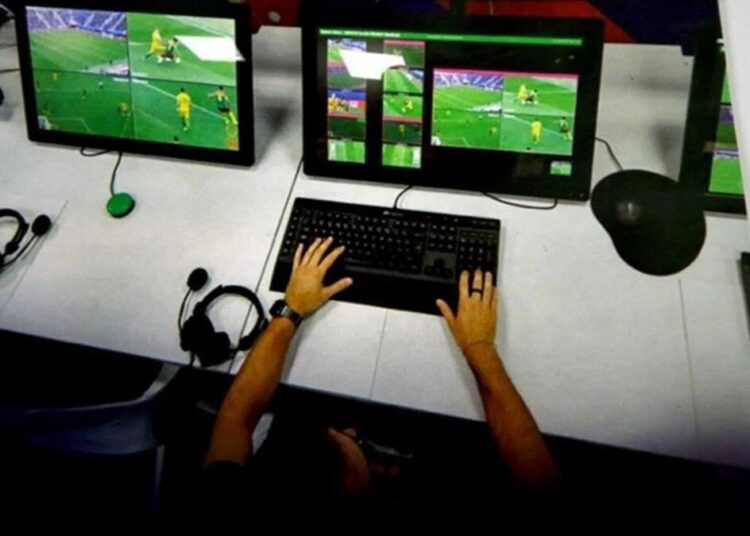Yabancı VAR hakemlerinin maaşı ortaya çıktı: Yol ve yemek hariç... 1 Yabancı VAR hakemlerinin maaşı ortaya çıktı: Yol ve yemek hariç…