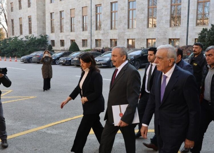 Ahmet Türk: 'İki veya üçüncü İmralı ziyaretinde silah bırakma çağrısı gelebilir' 1 Ahmet Türk: ‘İki veya üçüncü İmralı ziyaretinde silah bırakma çağrısı gelebilir’