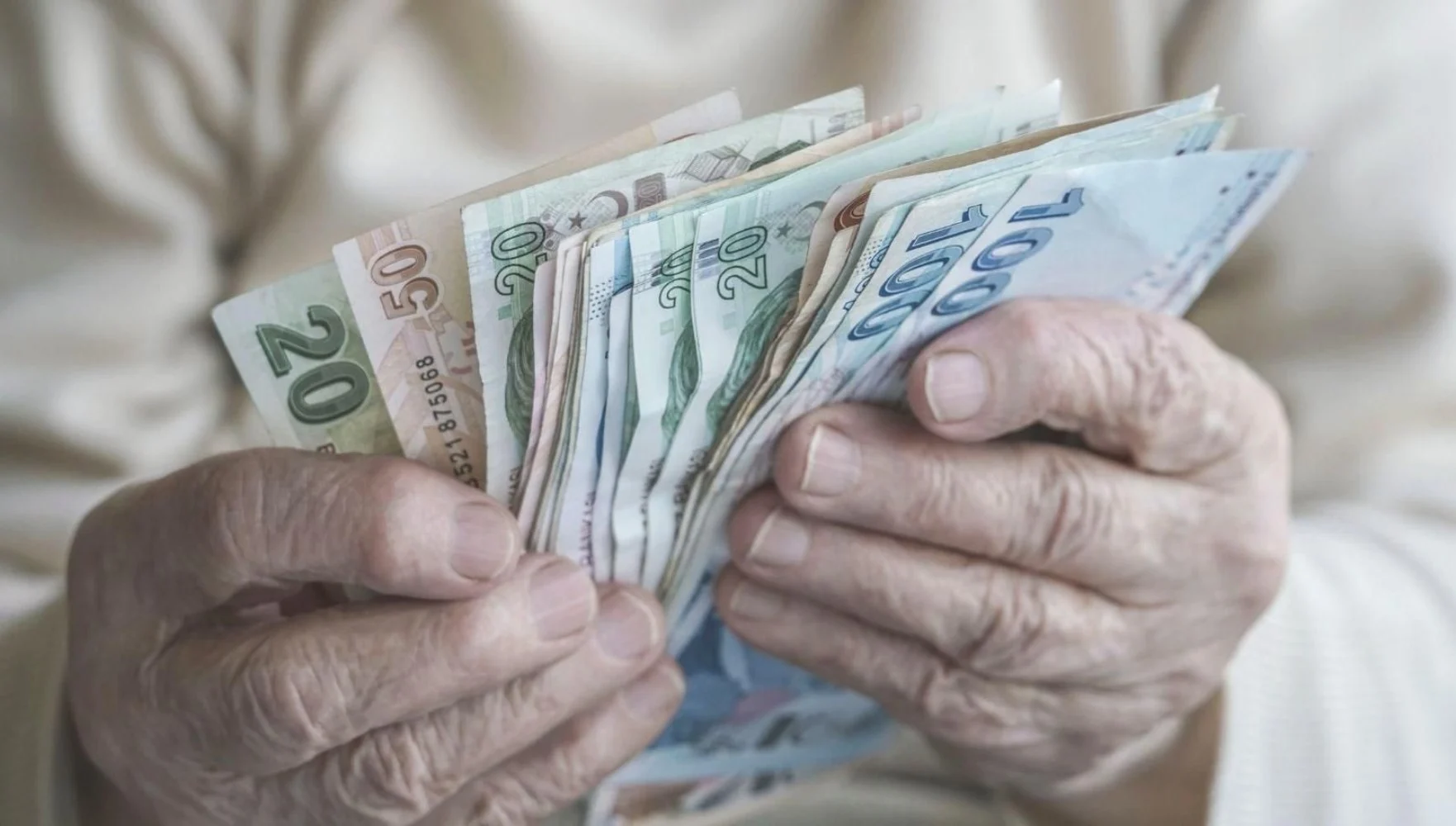 Yeni zamlarla birlikte emekli bayram ikramiyesi beklentisi de yükseldi 2 Yeni zamlarla birlikte emekli bayram ikramiyesi beklentisi de yükseldi