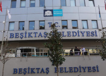 Başkan gözaltında; Beşiktaş Belediyesi önüne polisler yerleştirildi