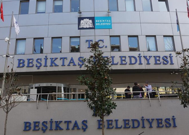 Beşiktaş Belediyesi'nde 6 çalışan tutuklandı 1 Başkan gözaltında; Beşiktaş Belediyesi önüne polisler yerleştirildi
