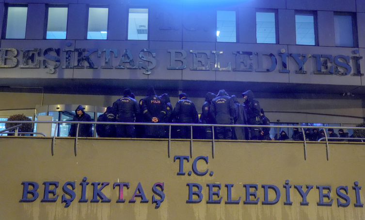 Başkan gözaltında; Beşiktaş Belediyesi önüne polisler yerleştirildi