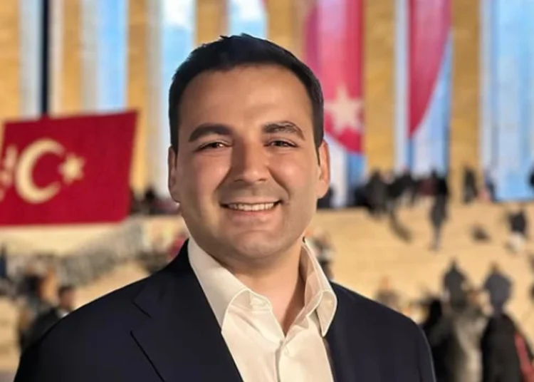CHP Gençlik Kolları Başkanı Cem Aydın attığı tweet sebebiyle gözaltına alındı 1 CHP Gençlik Kolları Başkanı Cem Aydın attığı tweet sebebiyle gözaltına alındı