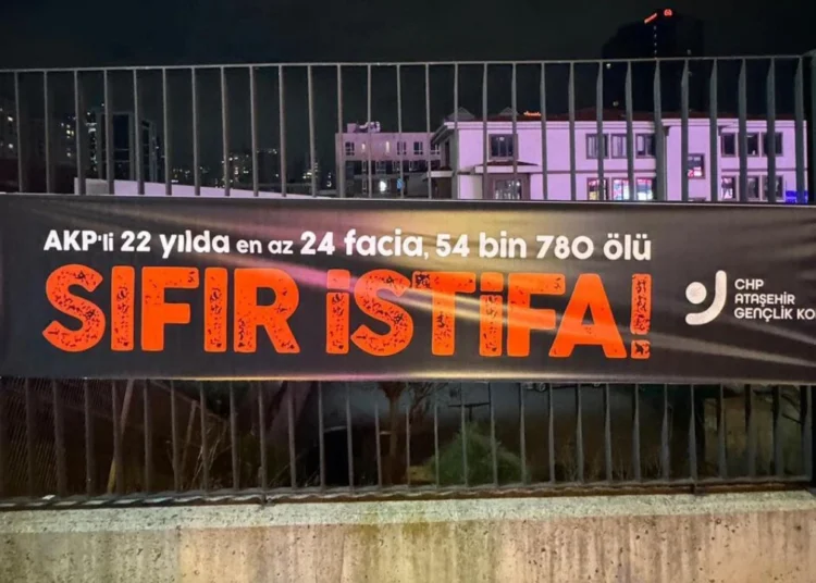 CHP'nin 'sıfır istifa' pankartı polis takibinde: Gençlik kolları başkanı emniyete çağrıldı 1 CHP’nin ‘sıfır istifa’ pankartı polis takibinde: Gençlik kolları başkanı emniyete çağrıldı