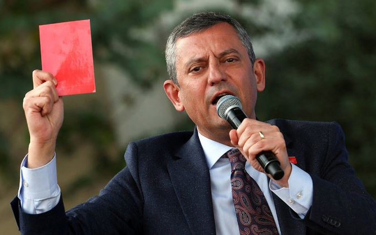 Aslı Güney yazdı l Özgür Özel’in ‘kırmızı kart’ı, Erdoğan’ı çaresiz bıraktı! 1 Aslı Güney yazdı l Özgür Özel’in ‘kırmızı kart’ı, Erdoğan’ı çaresiz bıraktı!