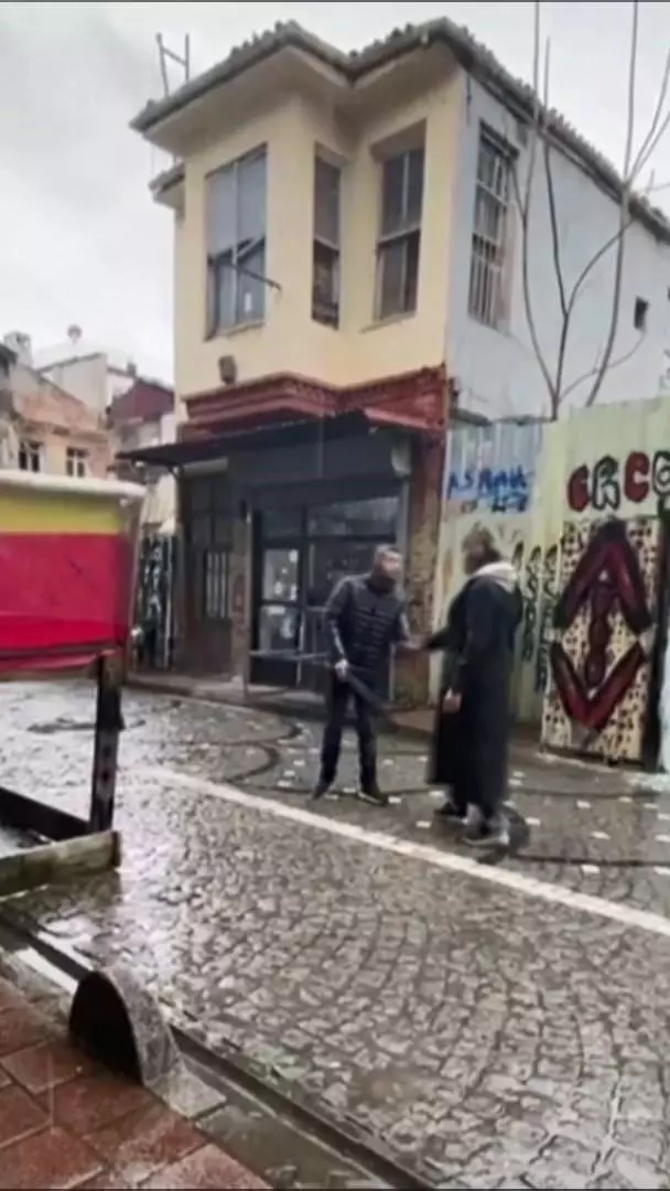 Çukur dizisindeki kıraathaneyi işleten kadınlar, tezgah açan adamı sokak ortasında öldürdü 4 Çukur dizisindeki kıraathaneyi işleten kadınlar, tezgah açan adamı sokak ortasında öldürdü