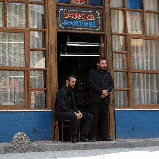 Çukur dizisindeki kıraathaneyi işleten kadınlar, tezgah açan adamı sokak ortasında öldürdü 7 Çukur dizisindeki kıraathaneyi işleten kadınlar, tezgah açan adamı sokak ortasında öldürdü