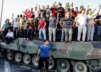 Hayatını kaybedenlerin yakınları, 15 Temmuz Derneği yöneticilerini yolsuzlukla suçladı