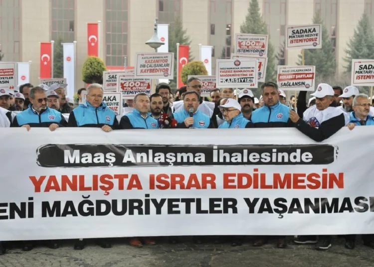 Diyanet çalışanları, banka promosyonu için eylem yaptı 1 Diyanet çalışanları, banka promosyonu için eylem yaptı