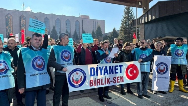 Diyanet çalışanları, banka promosyonu için eylem yaptı