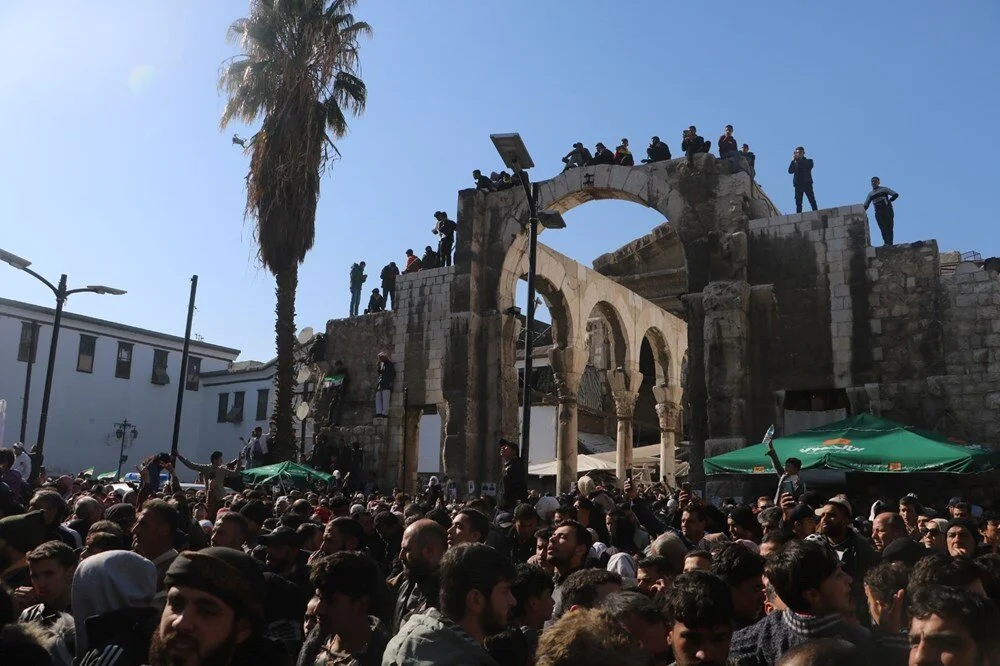 Emevî Camii’nde cuma namazında izdiham: Ölü ve yaralılar var! 5 Emevî Camii’nde cuma namazında izdiham: Ölü ve yaralılar var!