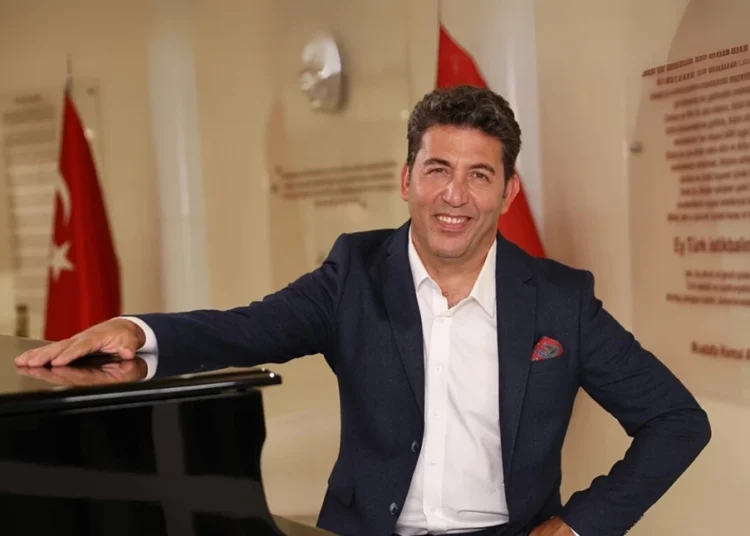 Oyuncu Emre Kınay’ın Londra'daki yeni işi şaşırttı 1 Oyuncu Emre Kınay’ın Londra’daki yeni işi şaşırttı