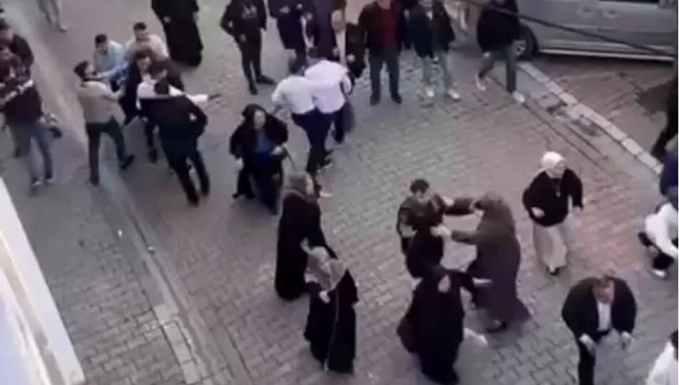 Esenyurt’ta takı töreni 2 aileyi birbirine düşürdü: Ortalık savaş alanına döndü