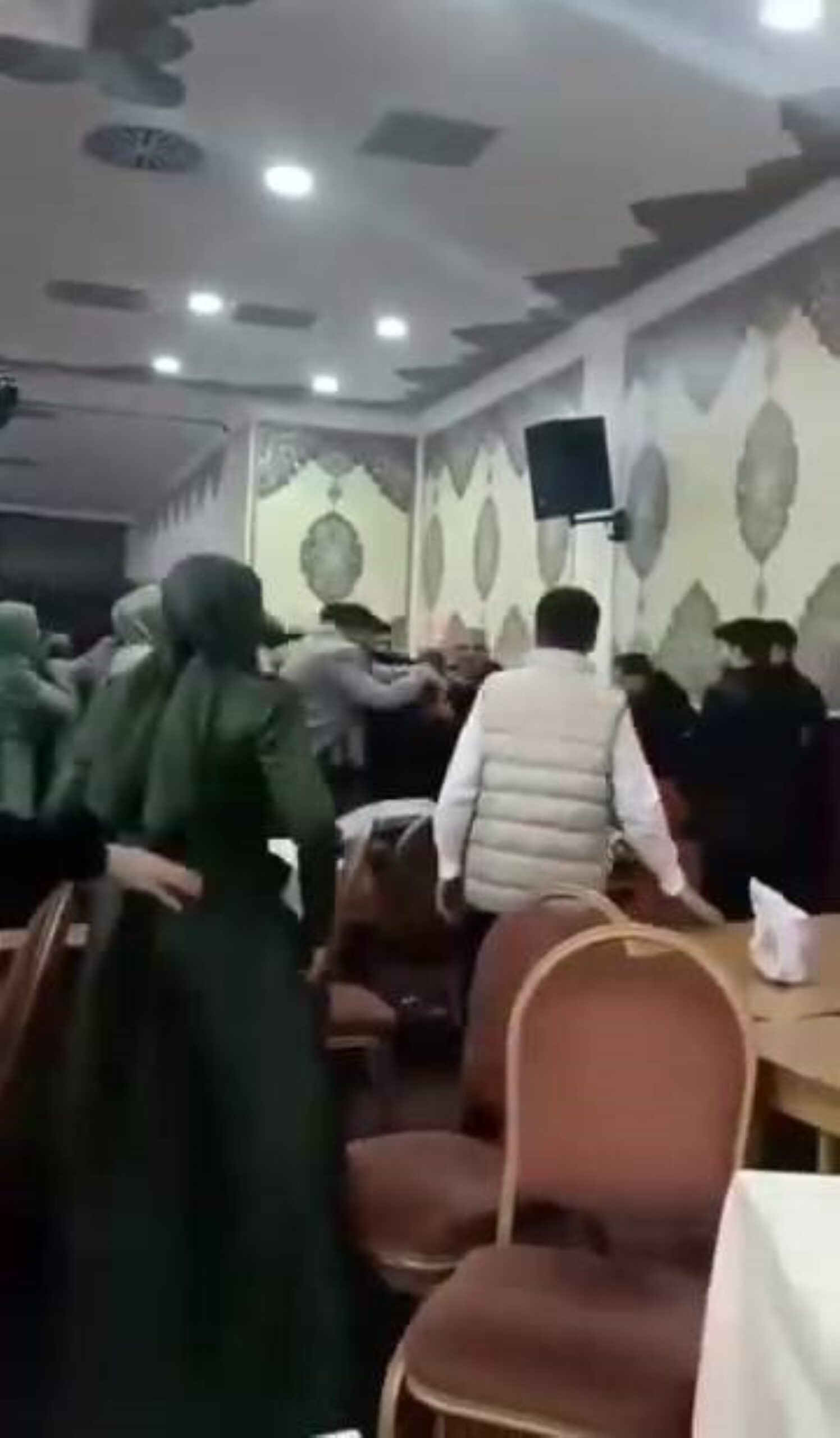Esenyurt’ta takı töreni 2 aileyi birbirine düşürdü: Ortalık savaş alanına döndü