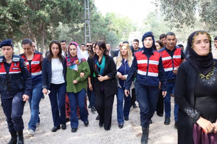 Figen Yüksekdağ’ın kardeşi Saniye Yüksekdağ evinde ölmüş olarak bulundu 2 Figen Yüksekdağ’ın kardeşi Saniye Yüksekdağ evinde ölmüş olarak bulundu