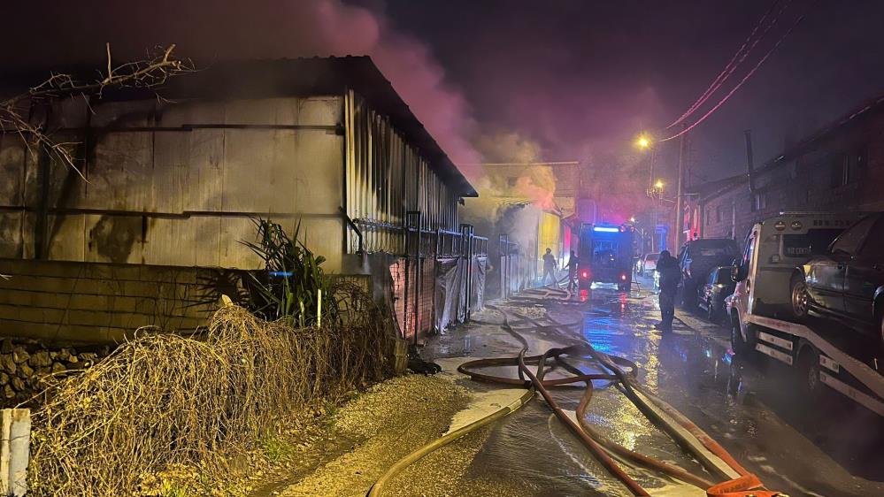 Oto Galeri’de yangın: 13 araç küle döndü 3 Oto Galeri’de yangın: 13 araç küle döndü