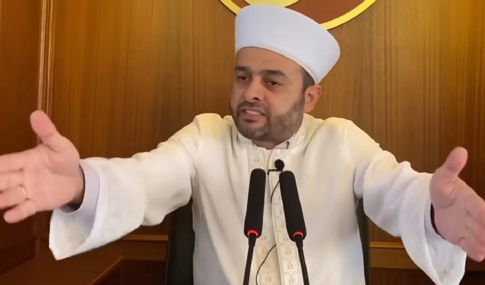 İmam Halil Konakçı, kendisine tepki gösteren vatandaşı camiden attırdı