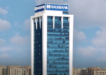 Halkbank, borcunu ödeyemeyen inşaat firmasına yeni krediler vermiş, onu da alamamış