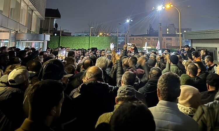 Halk TV önünde ‘3 gazeteciye’ destek gösterisi 1 Halk TV önünde ‘3 gazeteciye’ destek gösterisi