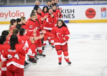 Kadınlar buz hokeyinde İzlanda’yı 2-0 yenen Türkiye şampiyon oldu
