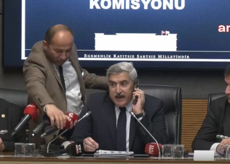 Mikrofon açık kaldı, komisyonun ‘çalışma şekli’ ifşa oldu: ‘Abla bir gel de sayıyı bulup şey edelim, sonra çıkarsın’