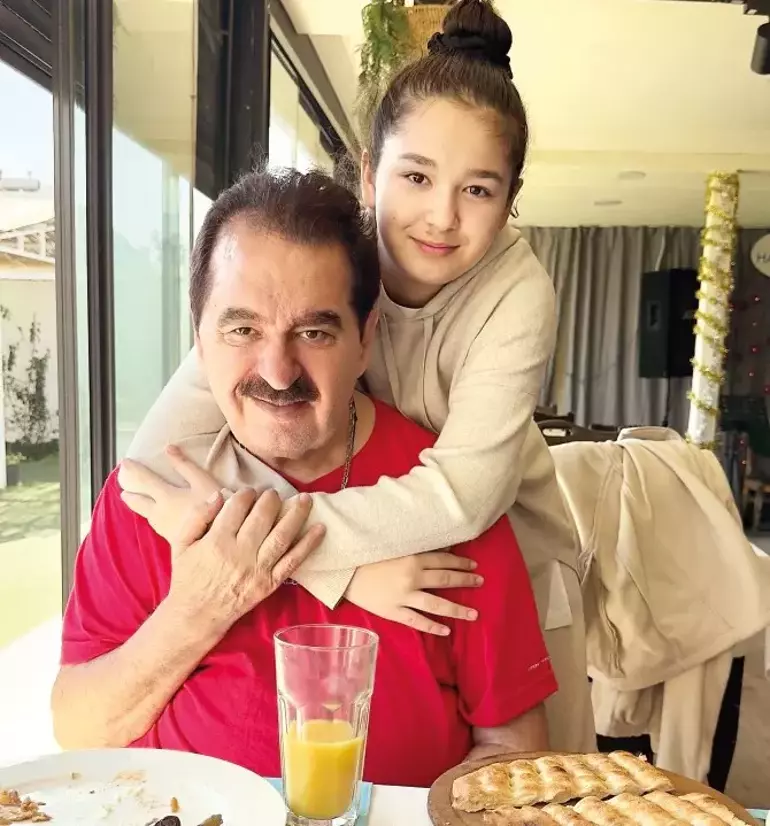 Tatlıses, eski eşiyle yemekte buluştu: Elif Ada, babasının kopyası 2 Tatlıses, eski eşiyle yemekte buluştu: Elif Ada, babasının kopyası