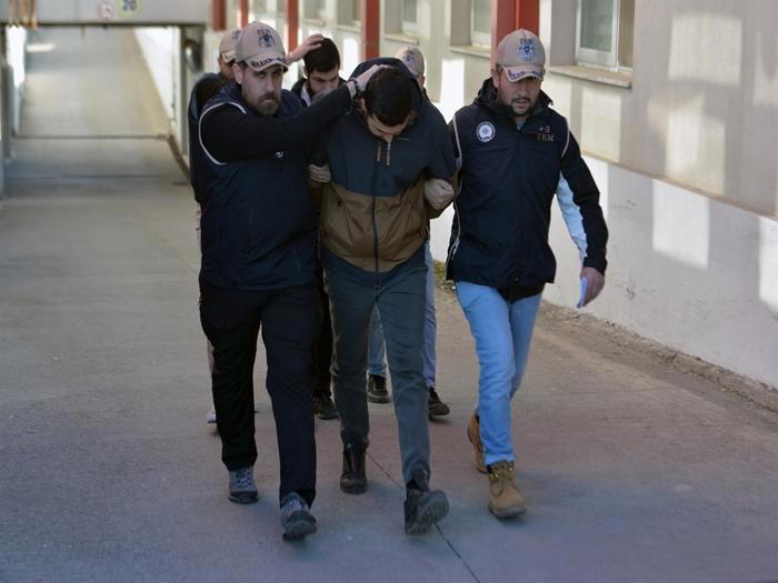 Vatandaşlardan para toplayıp IŞİD’e gönderen terör destekçileri yakalandı 2 Vatandaşlardan para toplayıp IŞİD’e gönderen terör destekçileri yakalandı