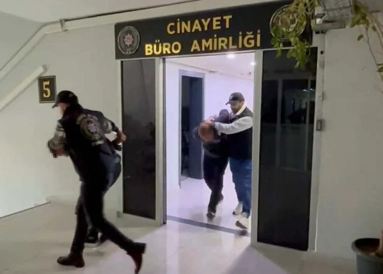 Evlenme isteği reddedilince sevdiği kızı ve annesini pompalı ile vurdu! Durumları ağır 1 Evlenme isteği reddedilince sevdiği kızı ve annesini pompalı ile vurdu! Durumları ağır