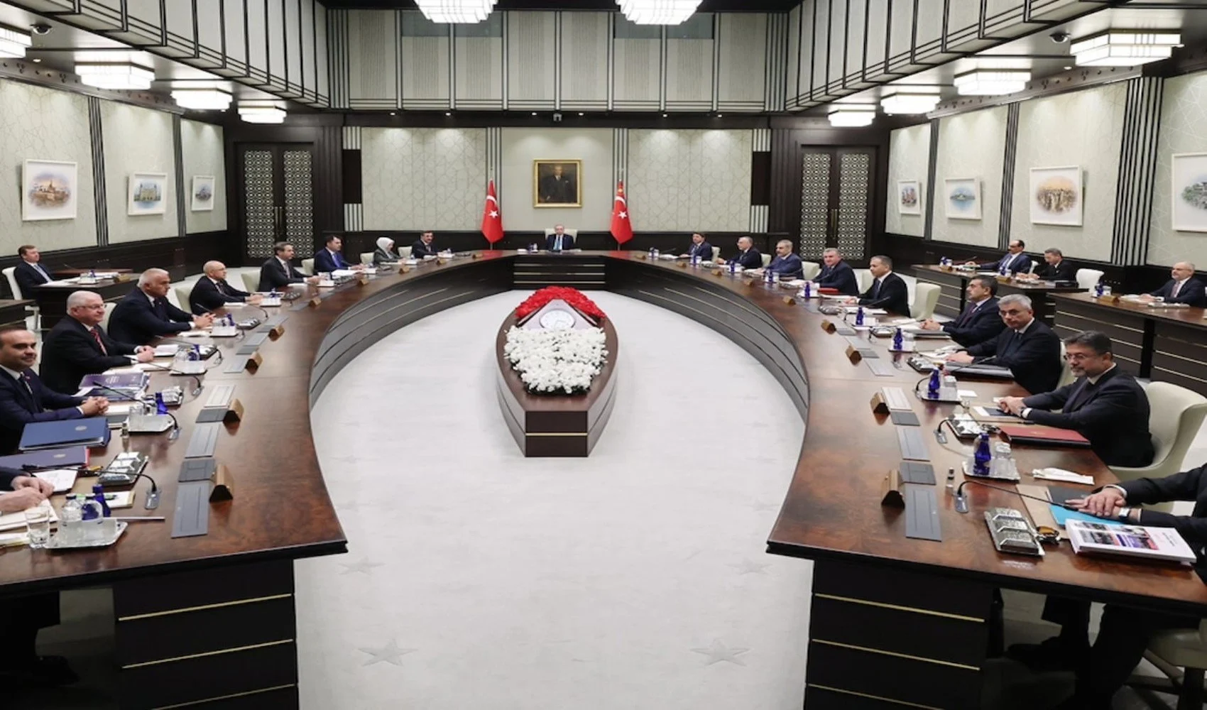 Kabine’de rötuş: En az 5-6 bakan değişecek! 2 Kabine’de rötuş: En az 5-6 bakan değişecek!