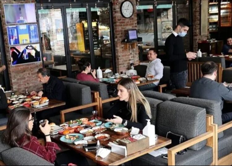Bu da yeni icat oldu; sipariş vermeyene ‘masa ücreti’ 1 Bu da yeni icat oldu; sipariş vermeyene ‘masa ücreti’