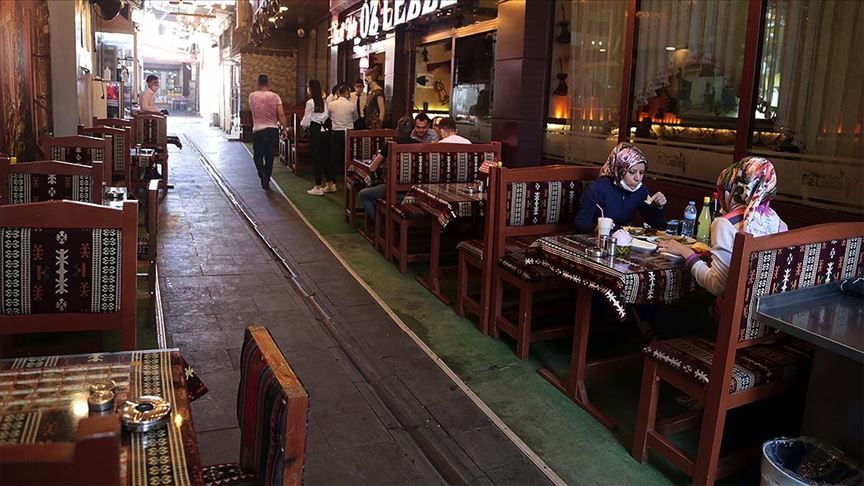 Bu da yeni icat oldu; sipariş vermeyene ‘masa ücreti’
