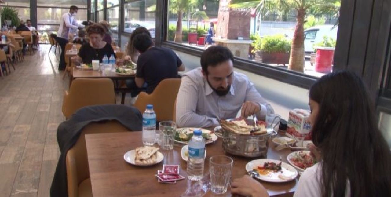 Bu da yeni icat oldu; sipariş vermeyene ‘masa ücreti’