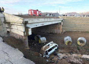 Servis minibüsü dere yatağına uçtu: 1 ölü, 15 yaralı