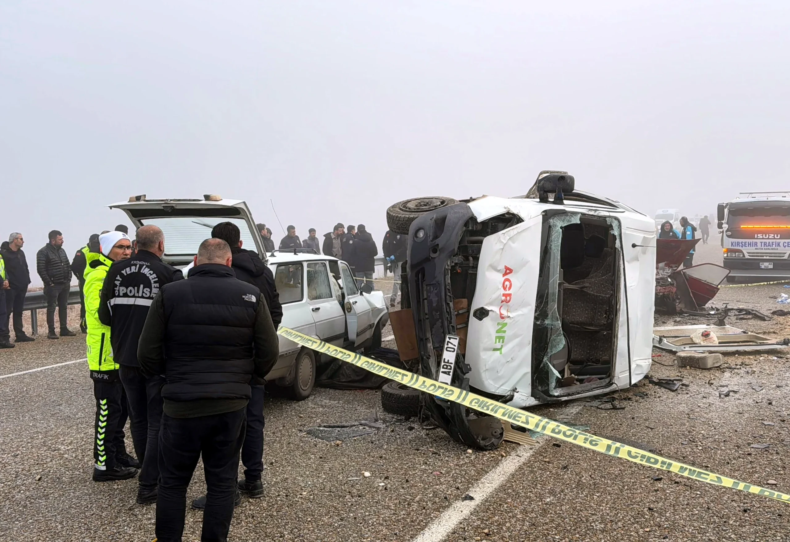 Kırşehir'de sis faciası! 3 araç birbirine girdi: 3 ölü, 18 yaralı! 2 Kırşehir'de sis faciası! 3 araç birbirine girdi: 3 ölü, 18 yaralı!