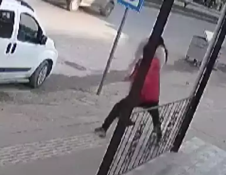 Yolda tanımadığı kişinin saldırısına uğrayan kadın: Sağ gözüme perde indi, sol gözümden kanlar aktı