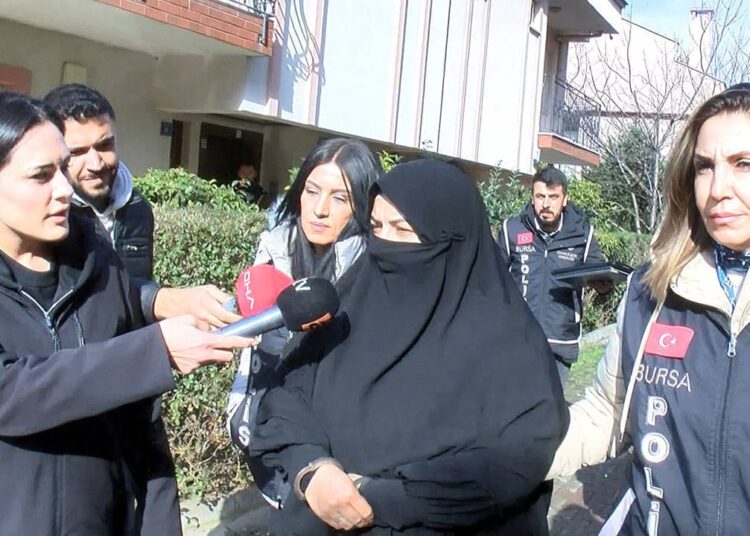 ‘Sahte kadın mehdi’ tekke ve zaviyelerin kapatılması kanununa muhalefetten gözaltına alındı 1 ‘Sahte kadın mehdi’ tekke ve zaviyelerin kapatılması kanununa muhalefetten gözaltına alındı
