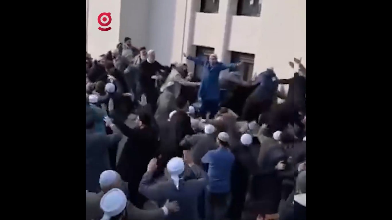 Menzil’de miras kavgası sürüyor: Köydeki mermer yolu hiltilerle kırdılar